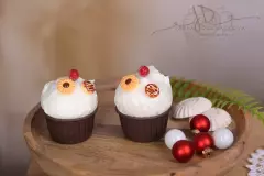 Muffin se zdobením a šlehačkou